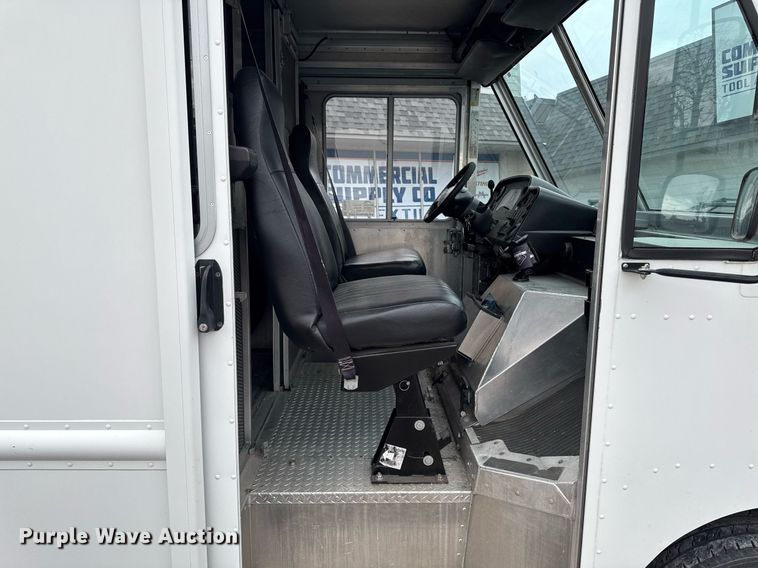 image for item DT0516 2011 Ford E350 Super Duty delivery van