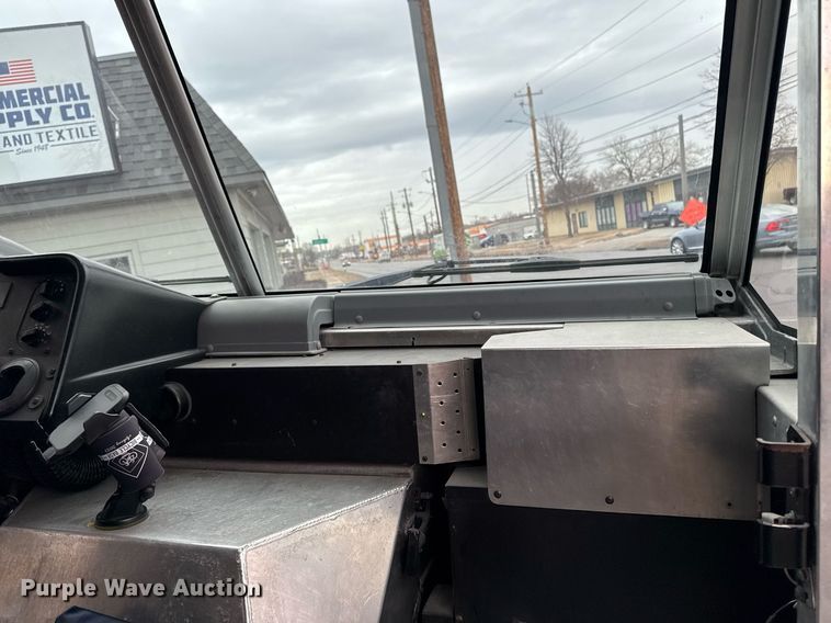 image for item DT0516 2011 Ford E350 Super Duty delivery van