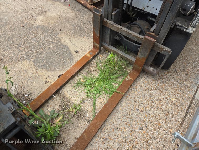 image for item DV1341 Nissan forklift