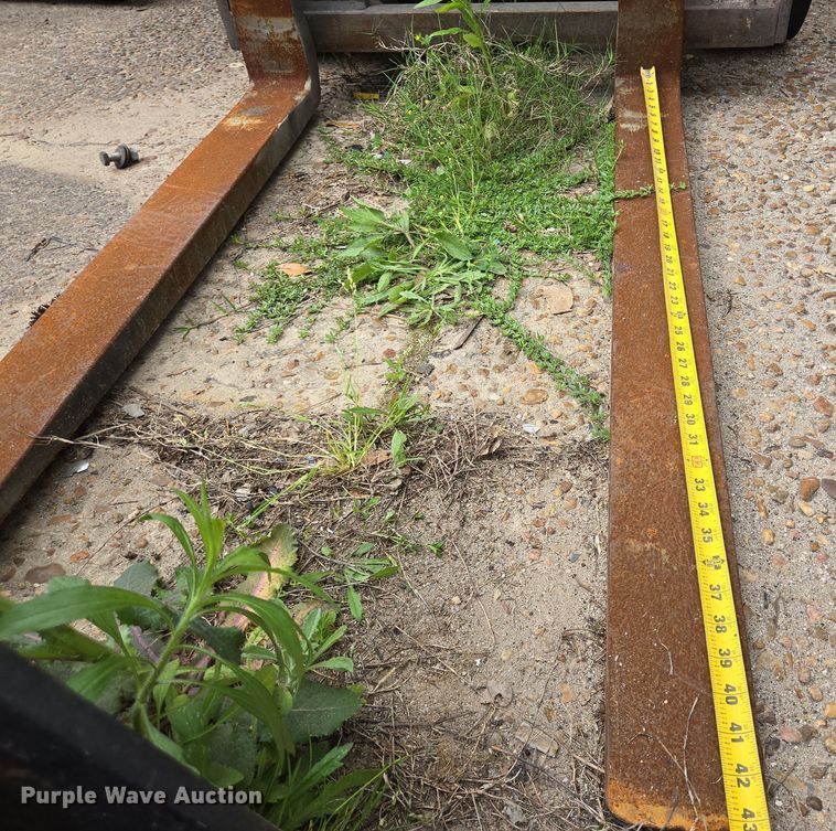 image for item DV1341 Nissan forklift