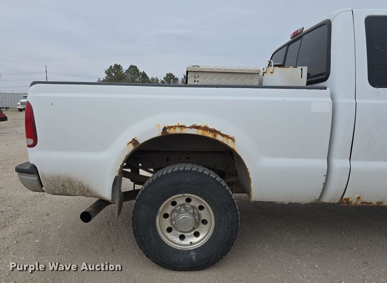 image for item DW3175 2004 Ford F250 Super Duty SuperCab pickup truck