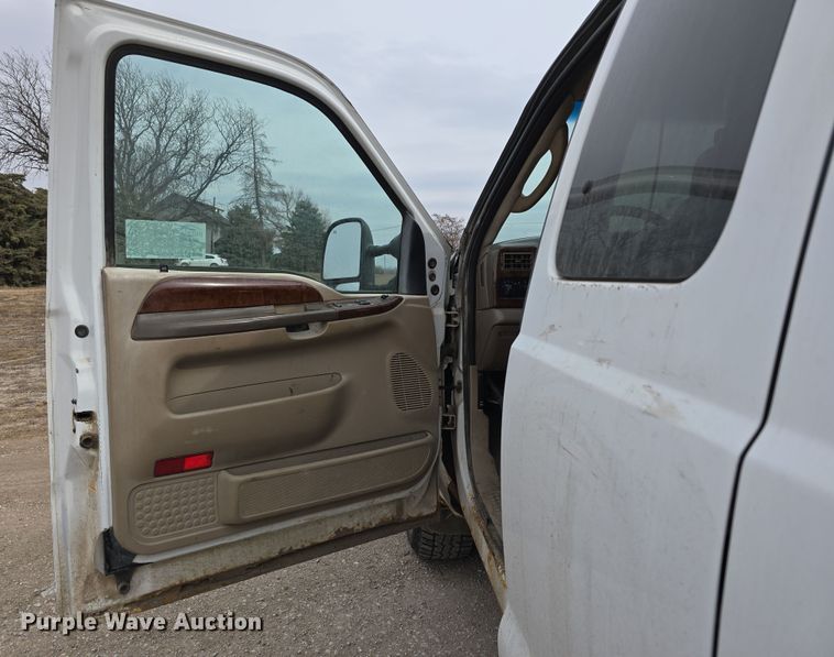 image for item DW3175 2004 Ford F250 Super Duty SuperCab pickup truck