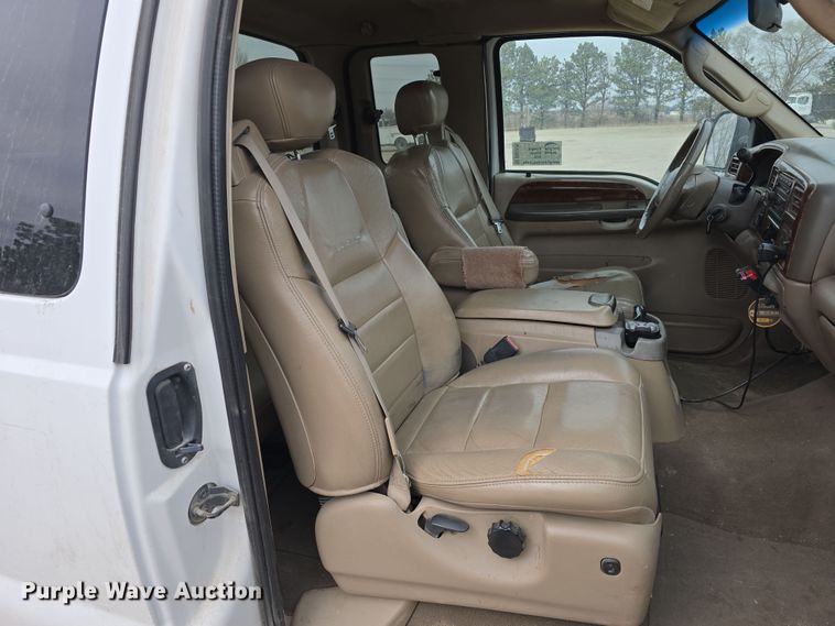 image for item DW3175 2004 Ford F250 Super Duty SuperCab pickup truck