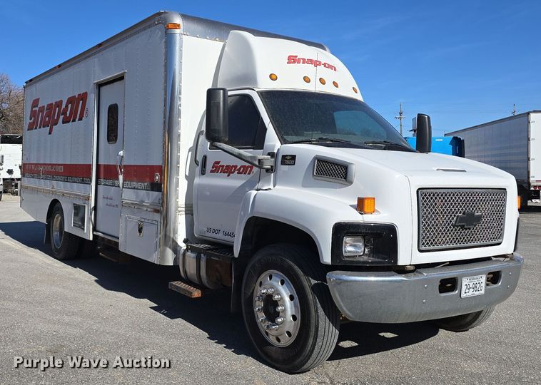 image for item DW3211 2007 Chevrolet C7500 delivery truck