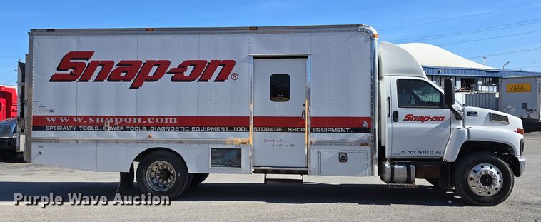 image for item DW3211 2007 Chevrolet C7500 delivery truck