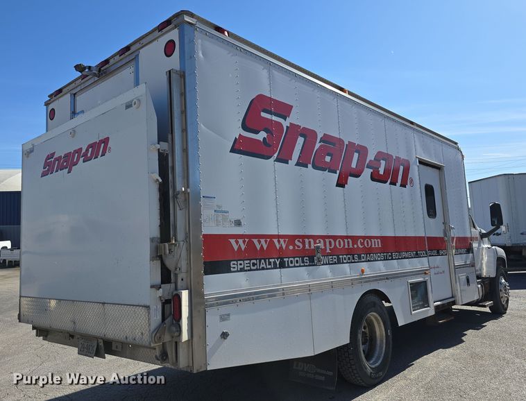 image for item DW3211 2007 Chevrolet C7500 delivery truck