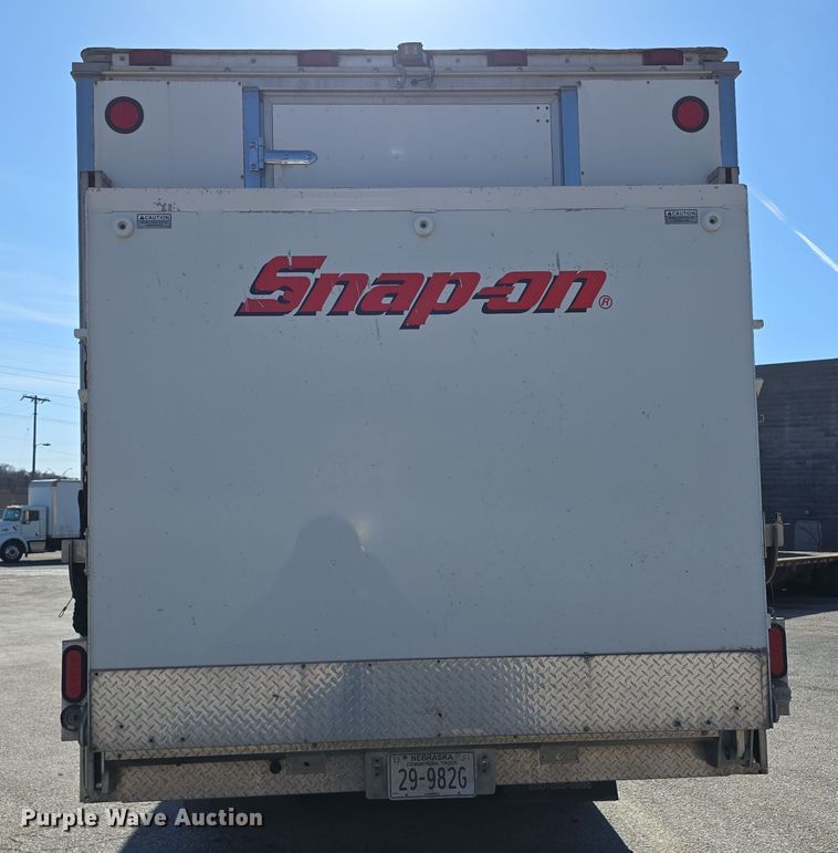 image for item DW3211 2007 Chevrolet C7500 delivery truck