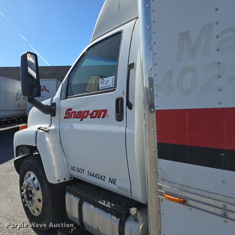 image for item DW3211 2007 Chevrolet C7500 delivery truck