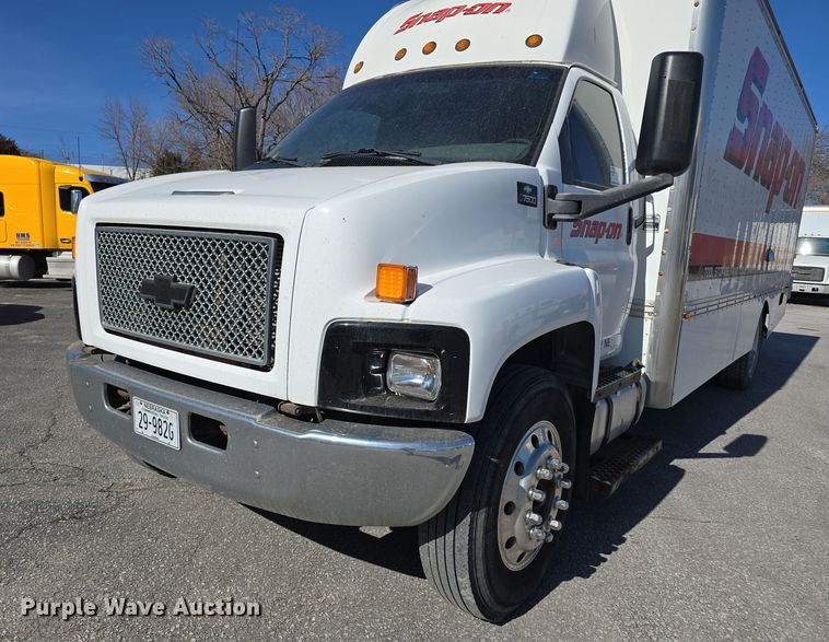 image for item DW3211 2007 Chevrolet C7500 delivery truck