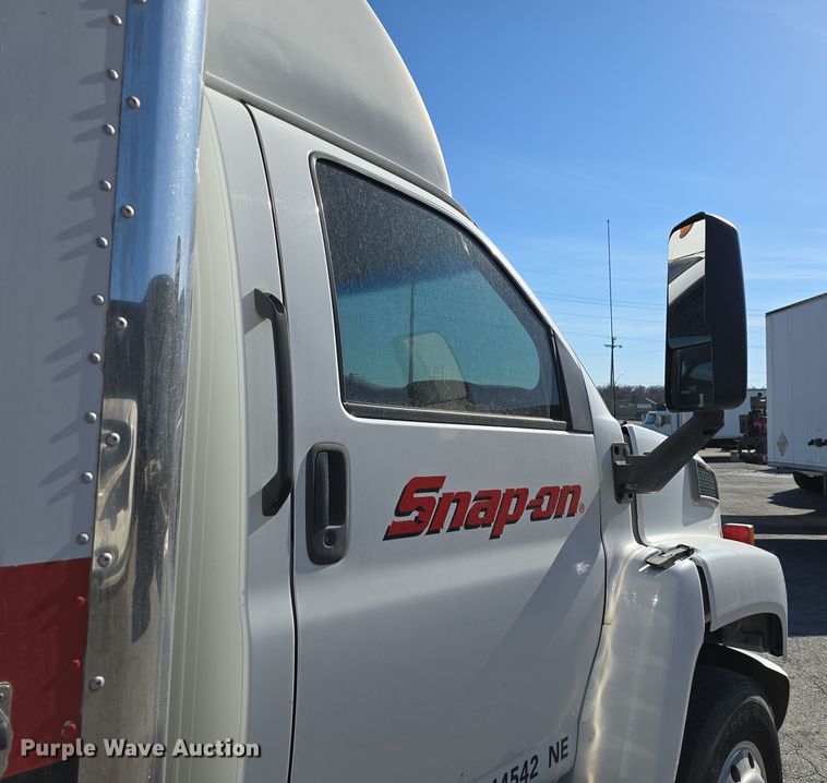 image for item DW3211 2007 Chevrolet C7500 delivery truck