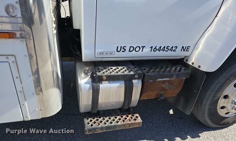 image for item DW3211 2007 Chevrolet C7500 delivery truck