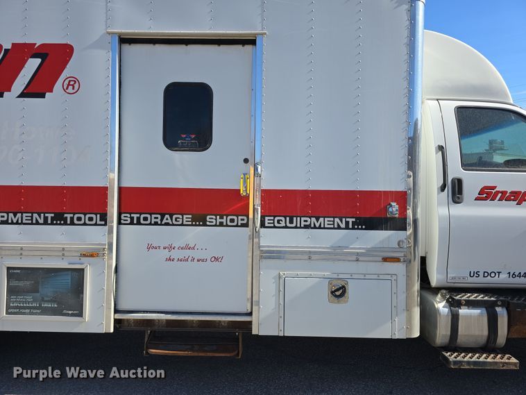 image for item DW3211 2007 Chevrolet C7500 delivery truck