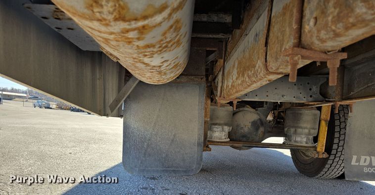 image for item DW3211 2007 Chevrolet C7500 delivery truck