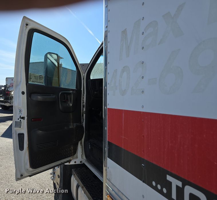 image for item DW3211 2007 Chevrolet C7500 delivery truck