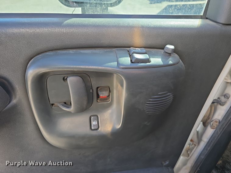 image for item DW3211 2007 Chevrolet C7500 delivery truck