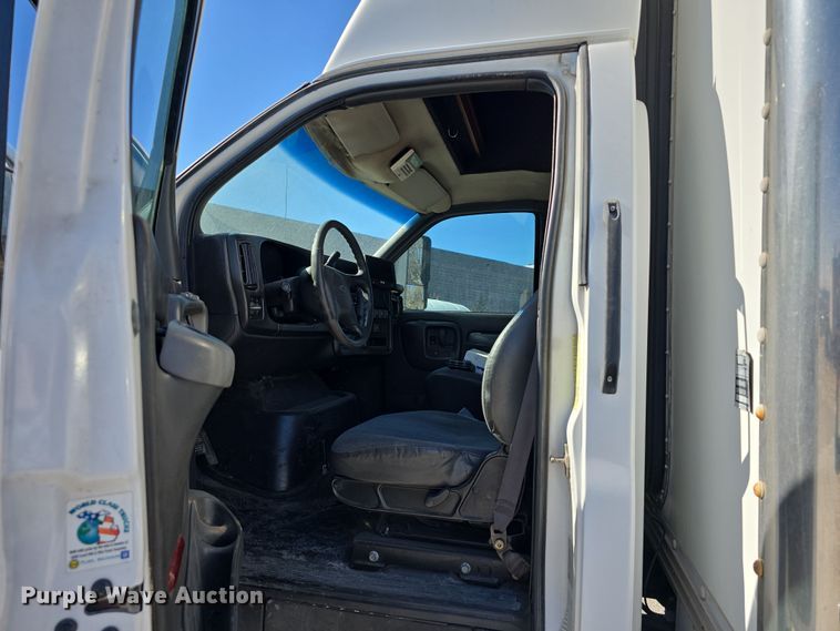 image for item DW3211 2007 Chevrolet C7500 delivery truck