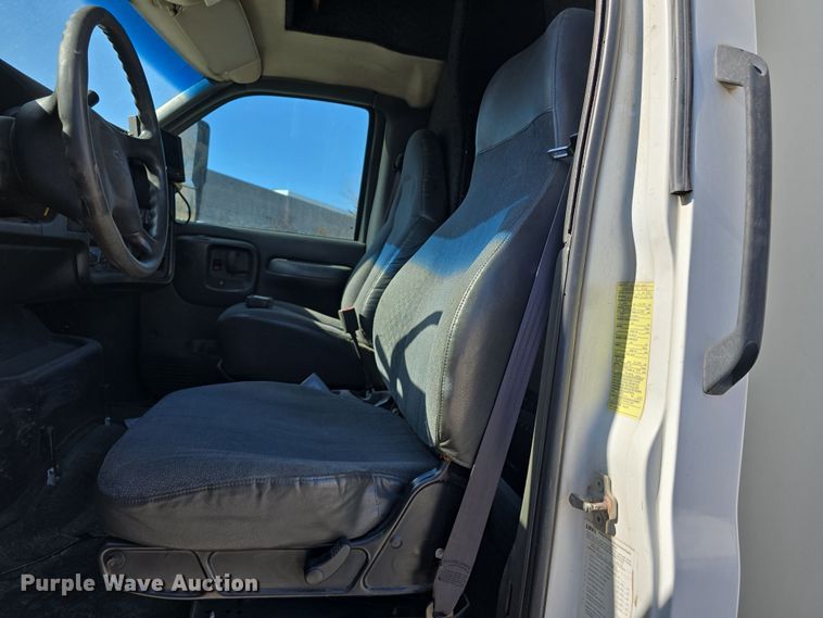 image for item DW3211 2007 Chevrolet C7500 delivery truck