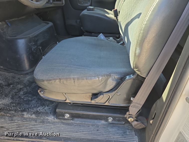 image for item DW3211 2007 Chevrolet C7500 delivery truck