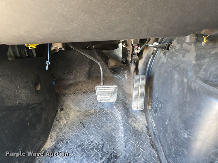 image for item DW3211 2007 Chevrolet C7500 delivery truck