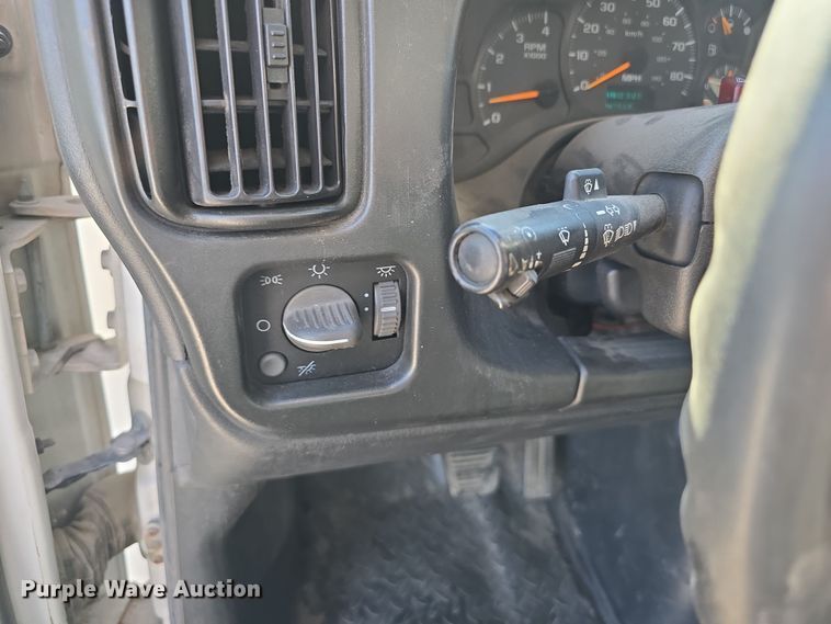 image for item DW3211 2007 Chevrolet C7500 delivery truck