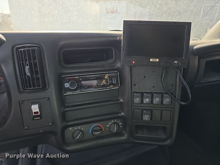 image for item DW3211 2007 Chevrolet C7500 delivery truck