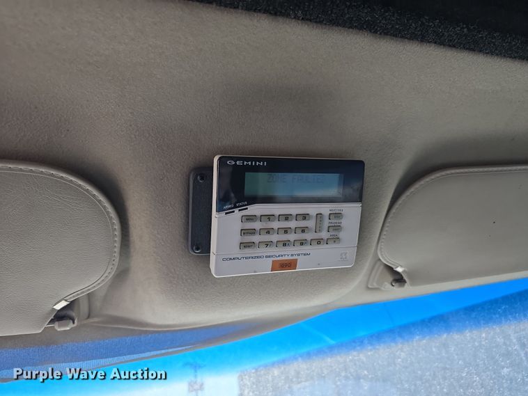 image for item DW3211 2007 Chevrolet C7500 delivery truck