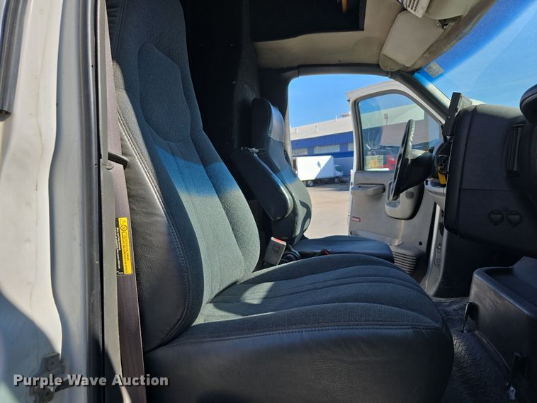 image for item DW3211 2007 Chevrolet C7500 delivery truck