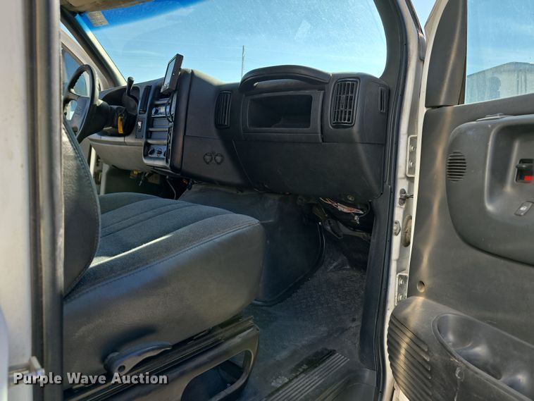 image for item DW3211 2007 Chevrolet C7500 delivery truck