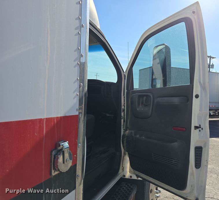 image for item DW3211 2007 Chevrolet C7500 delivery truck