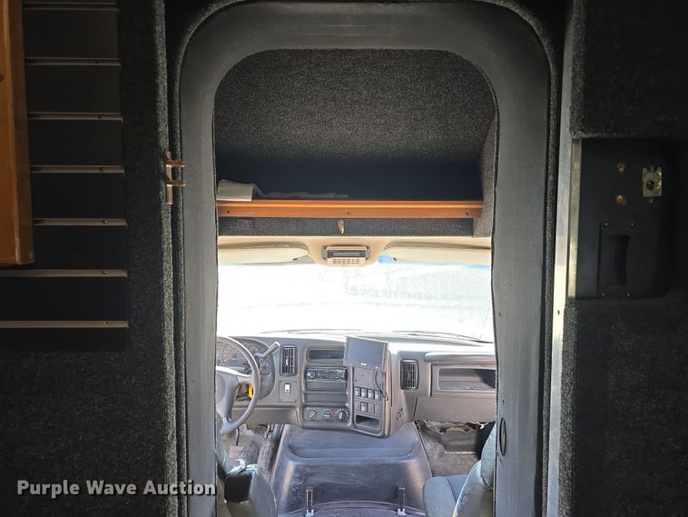 image for item DW3211 2007 Chevrolet C7500 delivery truck