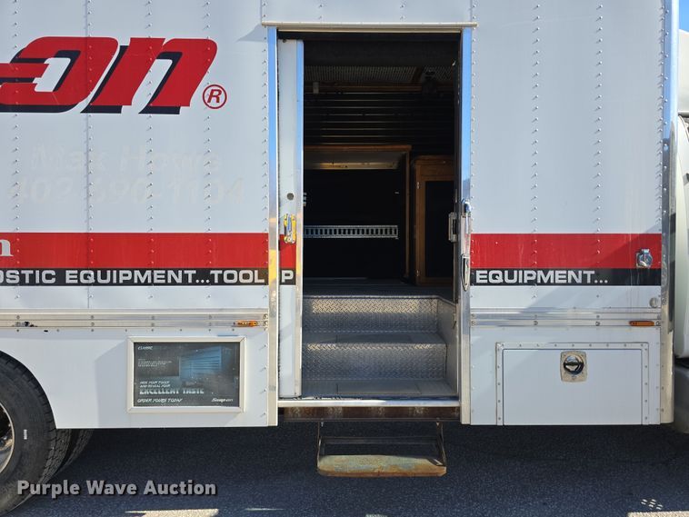 image for item DW3211 2007 Chevrolet C7500 delivery truck