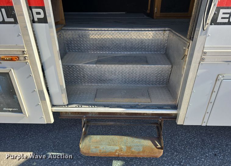 image for item DW3211 2007 Chevrolet C7500 delivery truck