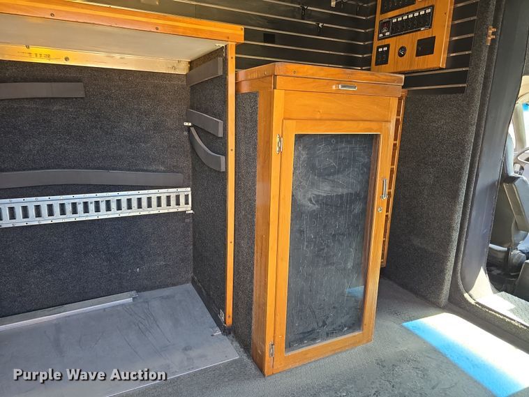 image for item DW3211 2007 Chevrolet C7500 delivery truck