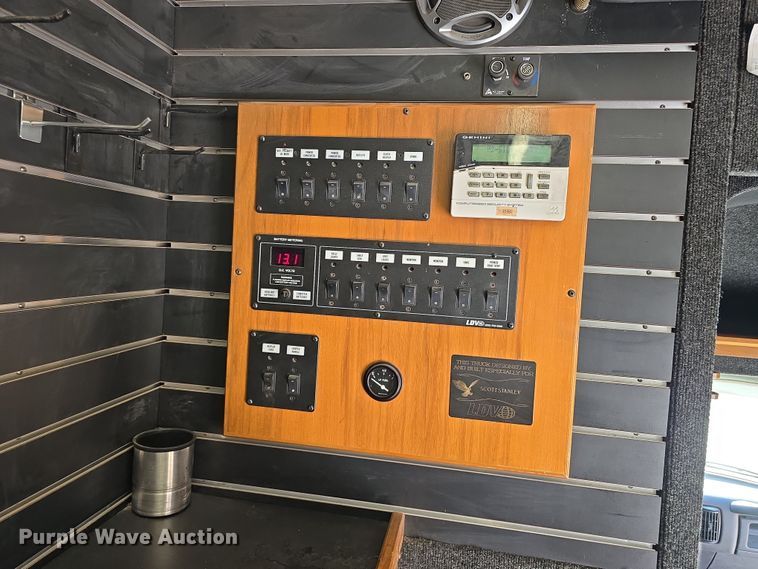 image for item DW3211 2007 Chevrolet C7500 delivery truck