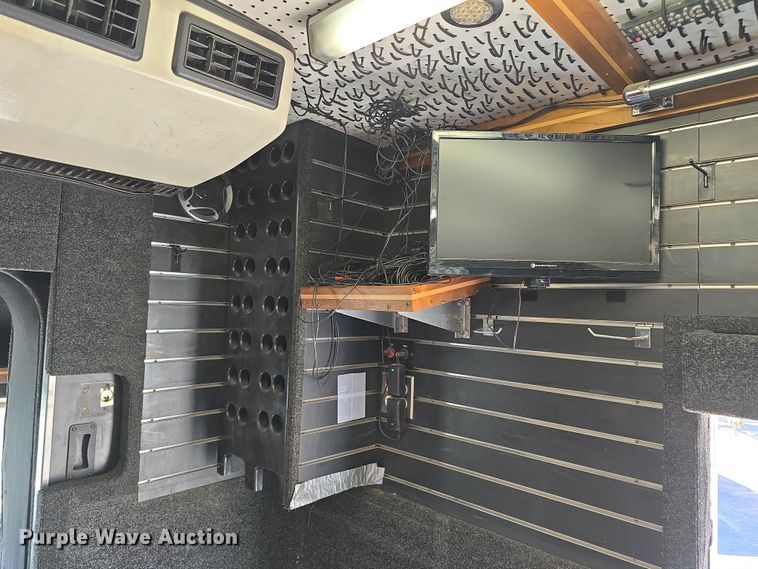 image for item DW3211 2007 Chevrolet C7500 delivery truck