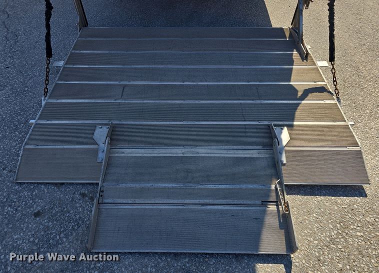 image for item DW3211 2007 Chevrolet C7500 delivery truck