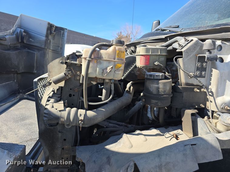 image for item DW3211 2007 Chevrolet C7500 delivery truck