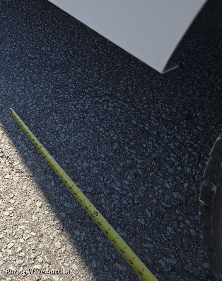 image for item DW3211 2007 Chevrolet C7500 delivery truck