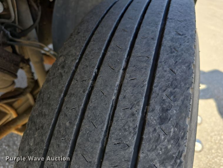 image for item DW3211 2007 Chevrolet C7500 delivery truck