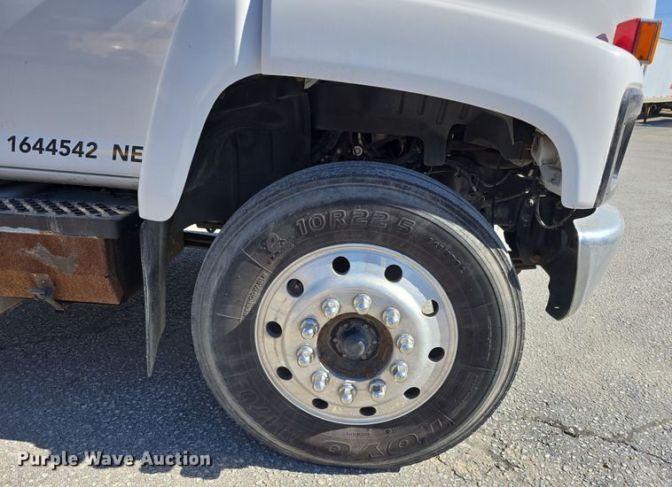 image for item DW3211 2007 Chevrolet C7500 delivery truck