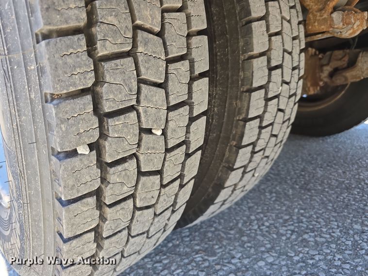 image for item DW3211 2007 Chevrolet C7500 delivery truck