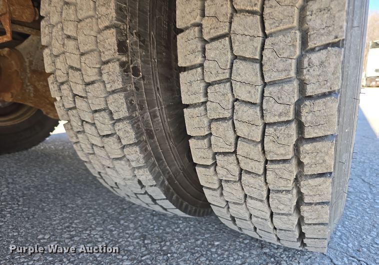 image for item DW3211 2007 Chevrolet C7500 delivery truck