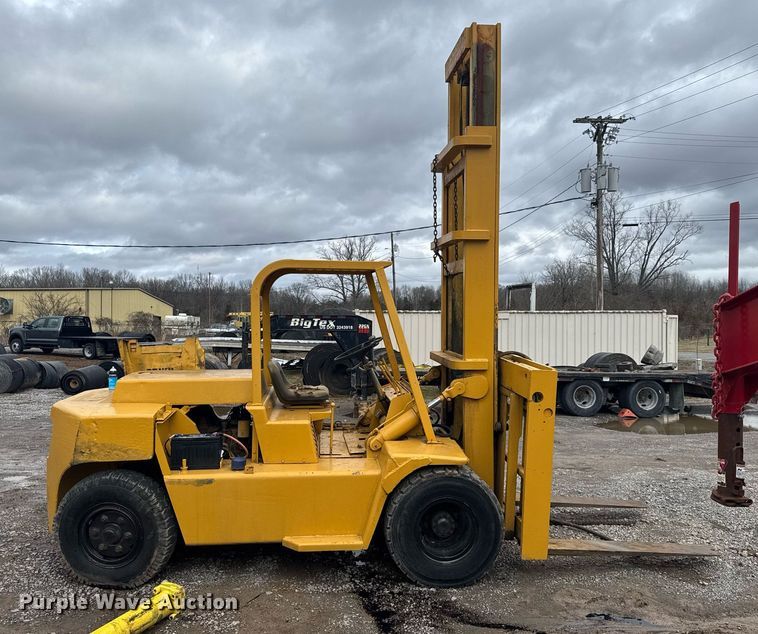 image for item EC3492 Clark forklift