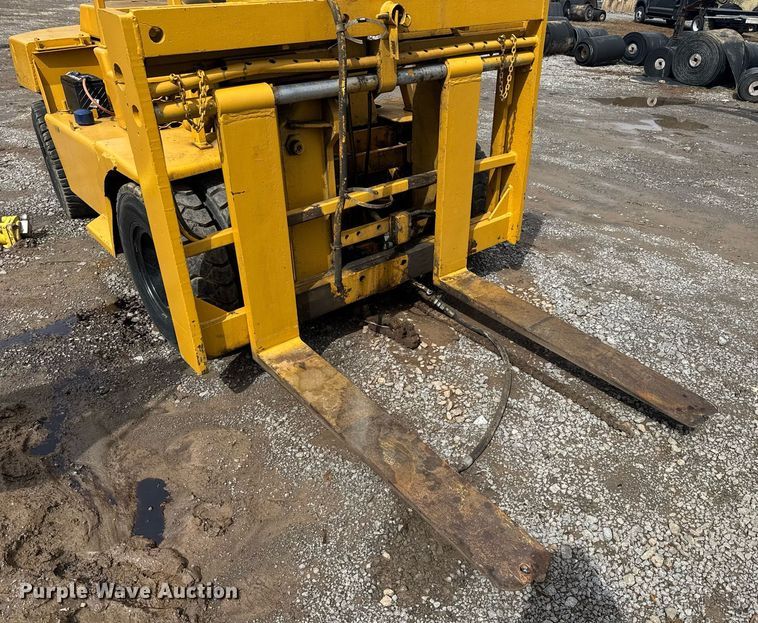 image for item EC3492 Clark forklift