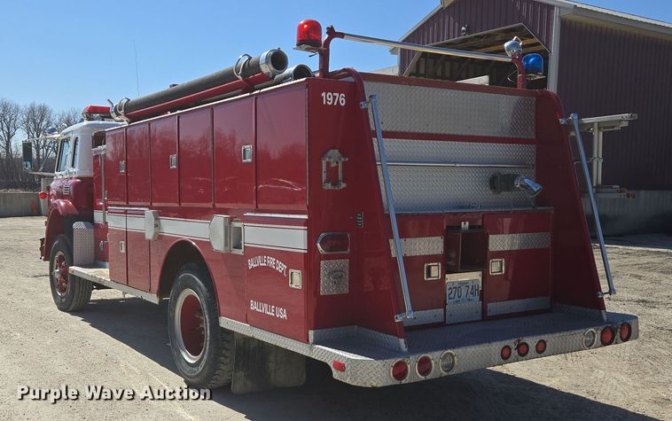image for item ED3993 1976 International Cargostar 1950 pumper fire truck