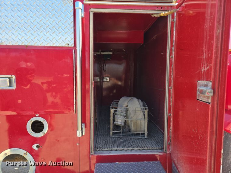 image for item ED3993 1976 International Cargostar 1950 pumper fire truck