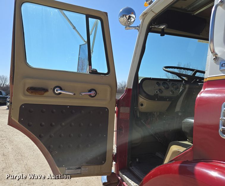 image for item ED3993 1976 International Cargostar 1950 pumper fire truck