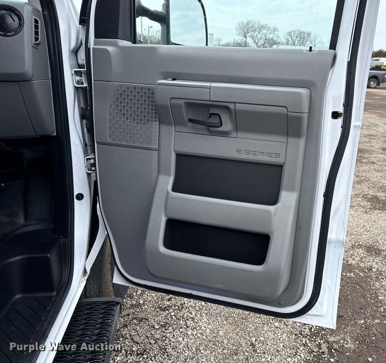 image for item EG2562 2017 Ford E450 Super Duty refrigerated truck