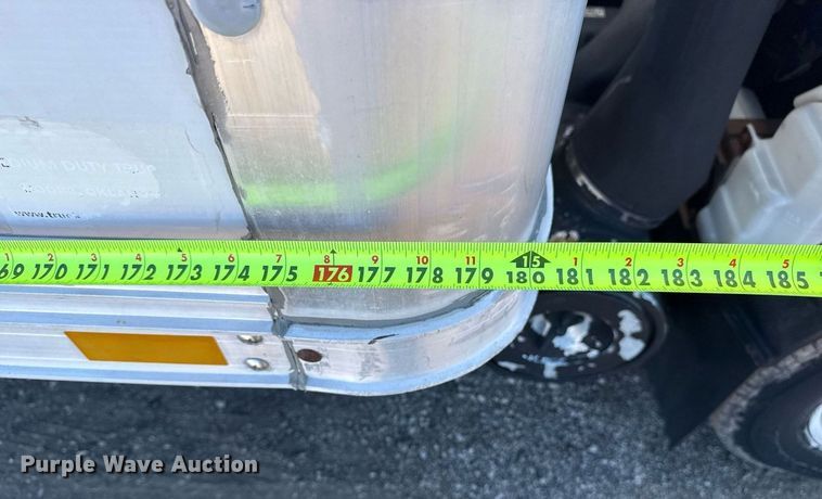 image for item EG2582 1999 Isuzu NPR box truck