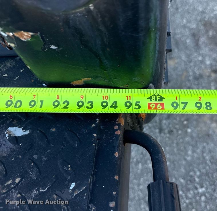 image for item EG2582 1999 Isuzu NPR box truck